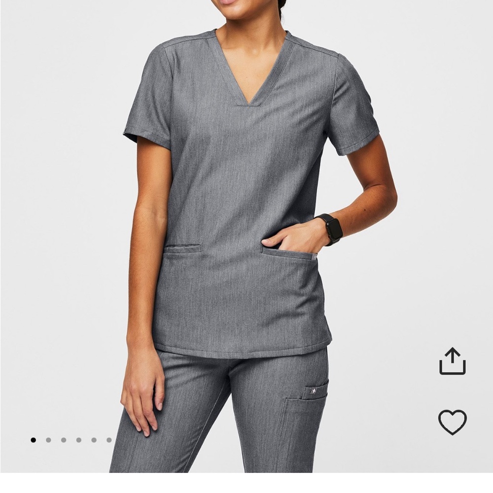 FIGS Women’s Casma Three Pocket Scrub Top